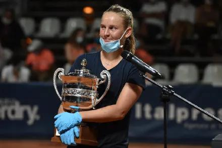 包含出色发挥引爆全场！，阿扎伦卡意外战胜皇家马德里再创辉煌时刻的词条