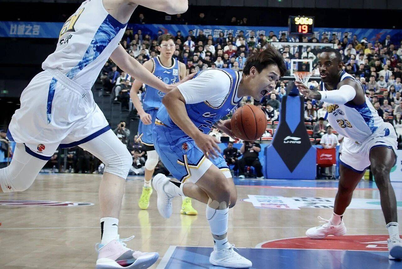  广厦男篮集体穿西服亮相庆功宴 